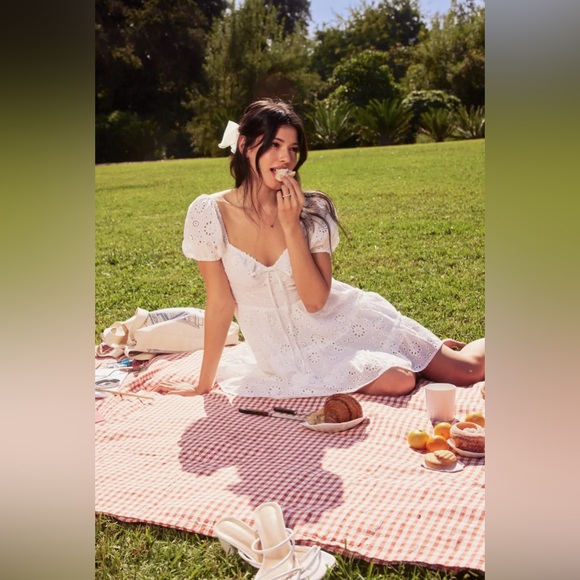 🆕🤍WHITE EYELET DRESS - Picture 3 of 6